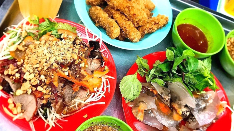 Private: Hanoi Train Street Food Safari - Taste Local Favorites