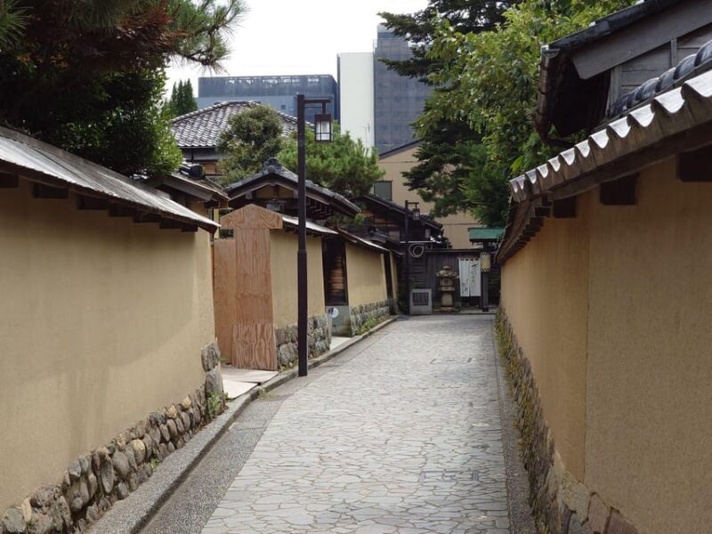 Private Tour Kanazawa: Gold Leaf, Sushi & Afternoon Activity - Omicho Market Exploration