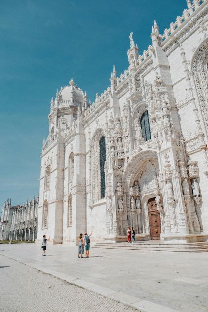Private Transfer: Seville to Lisbon - Vehicle and Comfort Features