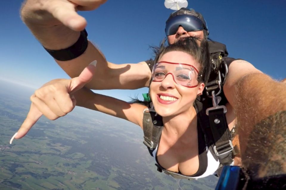 Punitz: Ultimate Tandem Skydiving Thrill - What to Expect During the Jump