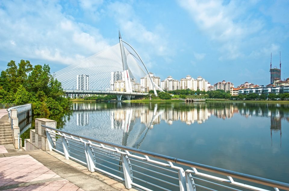 Putrajaya Visit and Lake Cruise: Tour From Kuala Lumpur - Itinerary Highlights