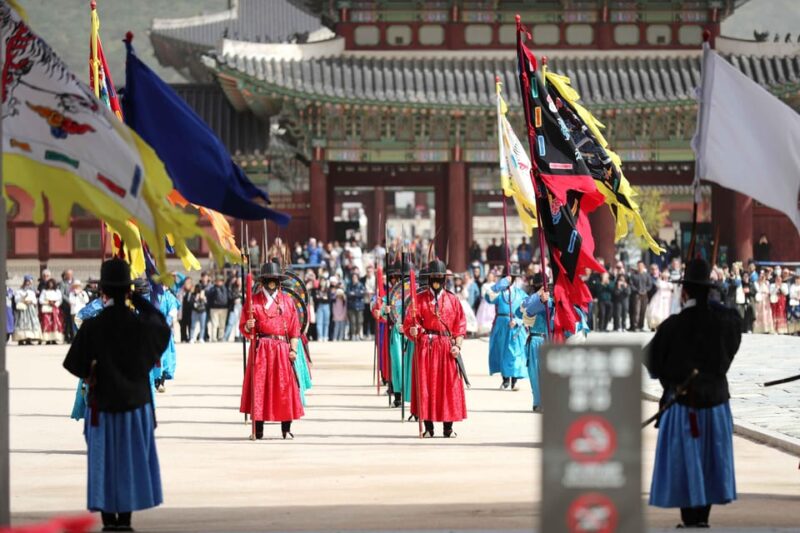 Seoul: Gyeongbokgung Palace Tour & Lunch at Authentic Market - Group Size and Language