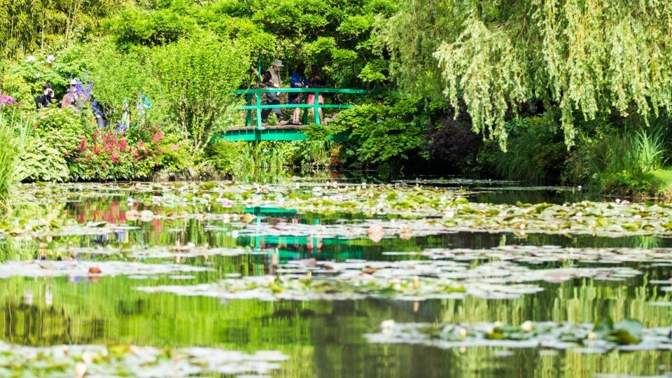 Small-Group Giverny and Van Goghs Room in Auvers From Paris - Giverny: Monets Garden