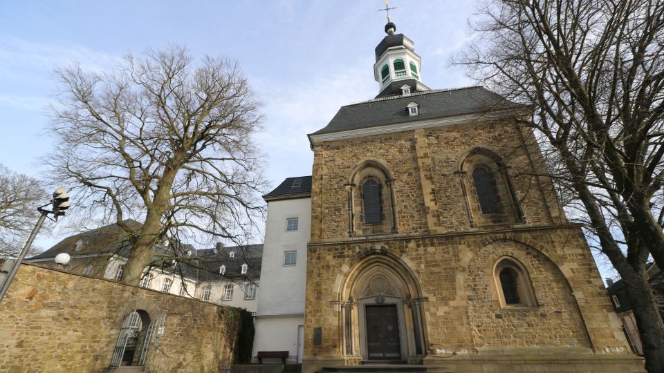 Solingen-Gräfrath: Self-guided Old Town Walk - Booking and Accessibility