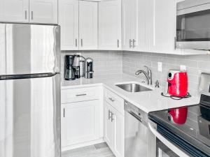 Stylish & Cozy Escape Near the Beach- Free Parking, Backyard, Private, BBQ - Accommodation Features