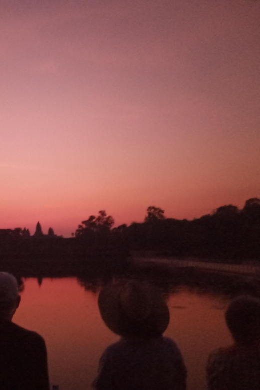 Sunrise at Angkor Wat With a Sharing Group - Sunrise Experience at Angkor Wat