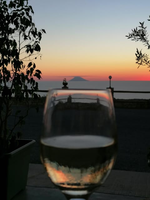 Tour From the Earth to the Oil With Tasting at Sunset - Educational Aspects