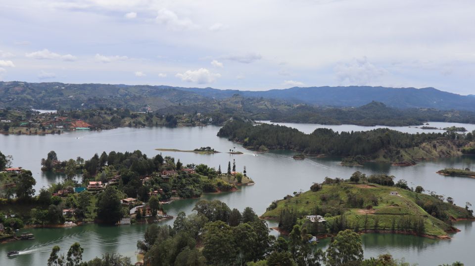 Tour Guatapé: Luxury Yacht to the Stone of Peñol. - Exploring the Stone of Peñol