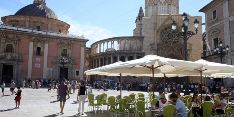 Valencia: Old Town Walking Tour and Traditional Drink - Languages and Meeting Point