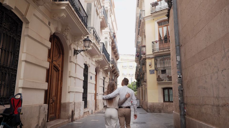 Valencia: Private Photo Shooting With Pro Photographer - Exploring Valencias Old Town