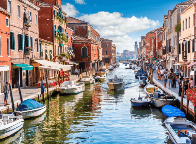 Venice: Murano and Burano Private Tour With Boat Transfers - Exploring Buranos Charm