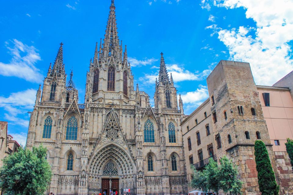 Walking Tour Around Sagrada Familia Basilica For USA Tourist - Experience Highlights