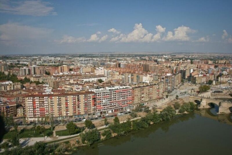 Zaragoza : Must-See Attractions Private Walking Tour - Tour Features