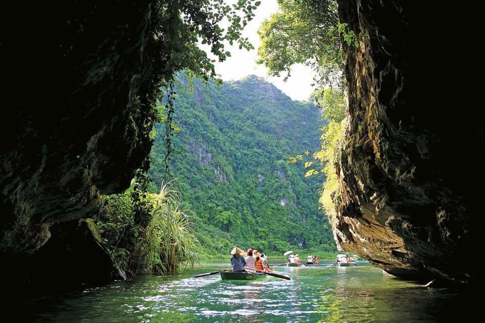 1 Day Luxury Tour in Bai Dinh, Trang An and Mua Cave - Midday Itinerary