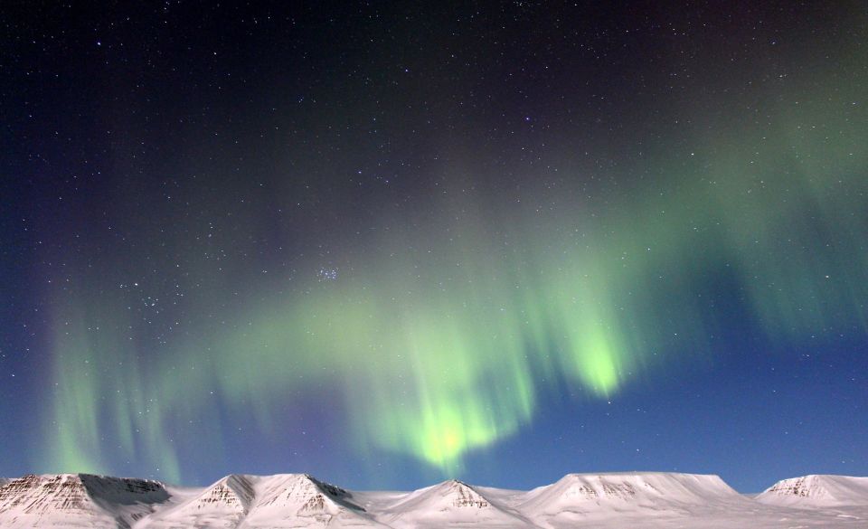 Akureyri: Private Northern Lights Tour With Transfer & Snack - Amenities and Comfort Features