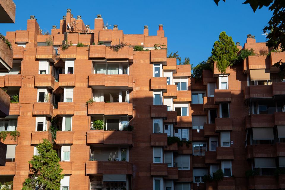 Barcelona: Insta-Perfect Walk With a Local - What to Bring