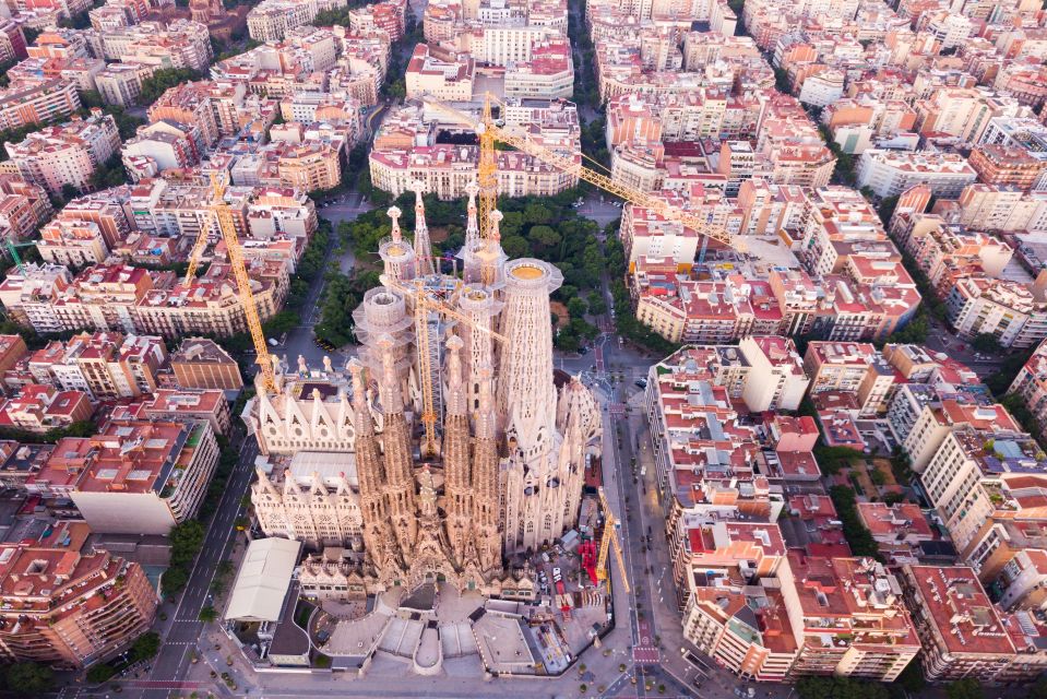 Barcelona Old Town and Top Attractions Private Car Tour - Languages and Guides