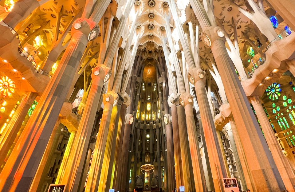 Barcelona: Park Güell & La Sagrada Familia Tickets and Tour - Discovering Park Güell