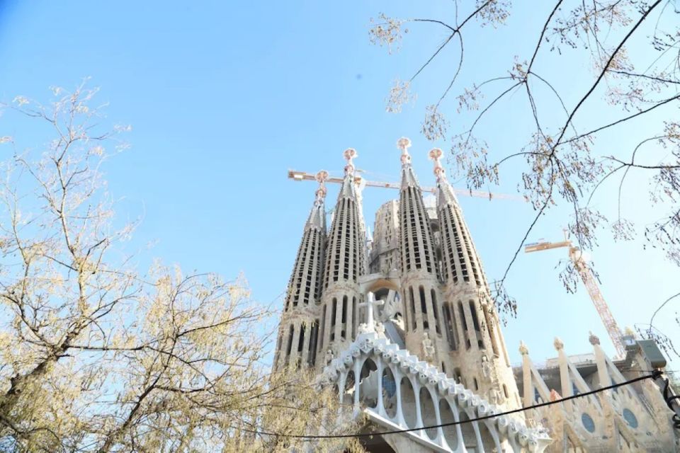 Barcelona: Sagrada Familia Priority Access Insider Tour - Tour Itinerary