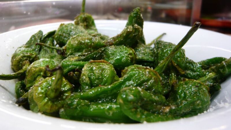Barcelona: Tapas & Picasso Museum Guided Walking Tour - Tapas Stop 1: Pintxos