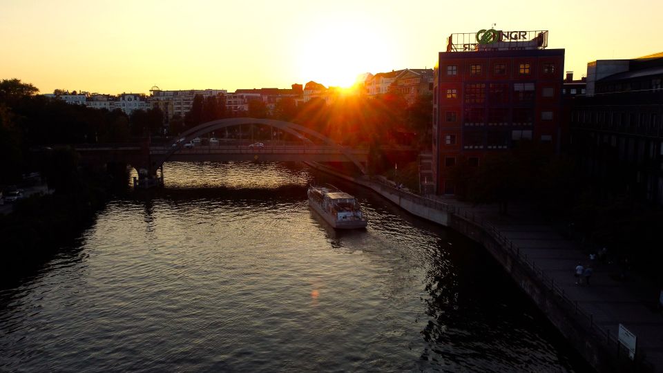 Berlin at Night: Romantic Moon Boat Ride - VIP-Ticket Inclusions