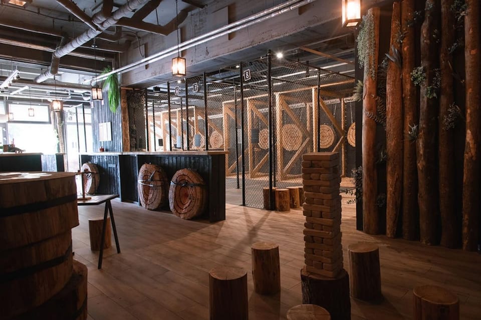 Berlin: Axe Throwing Bar Experience - Axe-Throwing Games