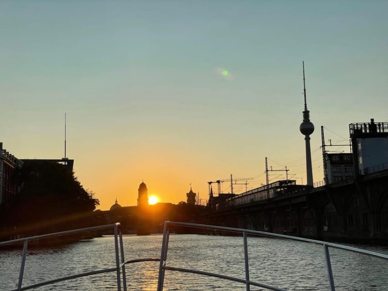 Berlin: Yacht Tour on the Lakes or City - Guided City Exploration
