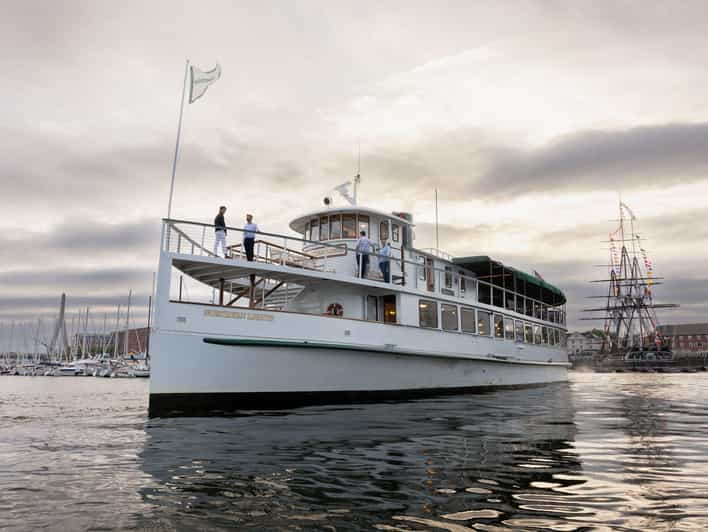 Boston Harbor: Winter Holiday Weekend Brunch Cruise - Dining and Beverages