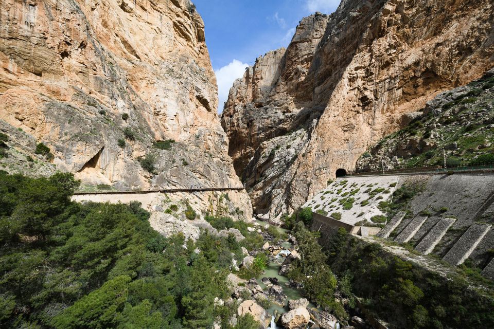 Caminito Del Rey: Guided Tour With 1 Drink and Shuttle Bus - Guided Experience