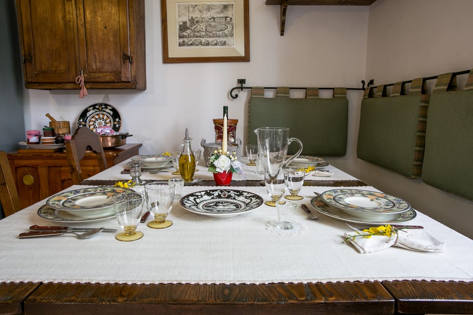 Castellina in Chianti: Dining Experience at a Locals Home - Connecting With Local Families