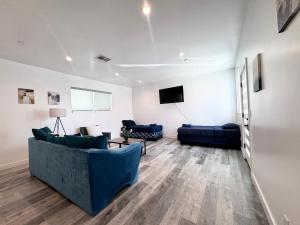 Cheerful 4BR Home With Parking in East Hollywood - Location Highlights