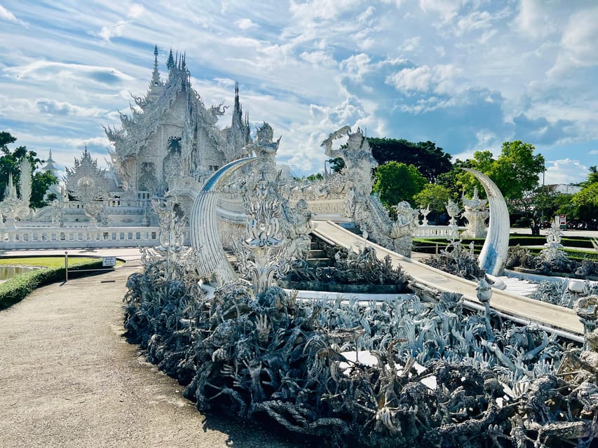 Chiang Rai: Private Transfer to Chang Mai With Temples Visit - Highlights of White Temple