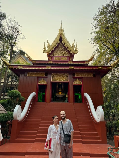 Chiang Rai : White & Blue Temples and Emerald Bhudda Story. - Suitable Participants