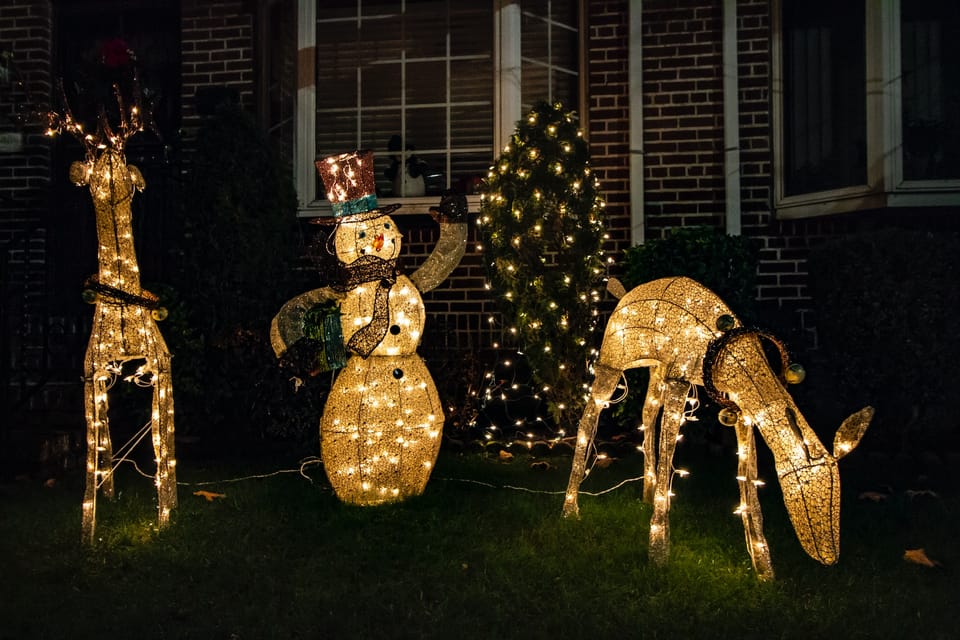 Christmas in New York: Dykers Heights in Spanish - Brooklyn Bridge Viewpoints