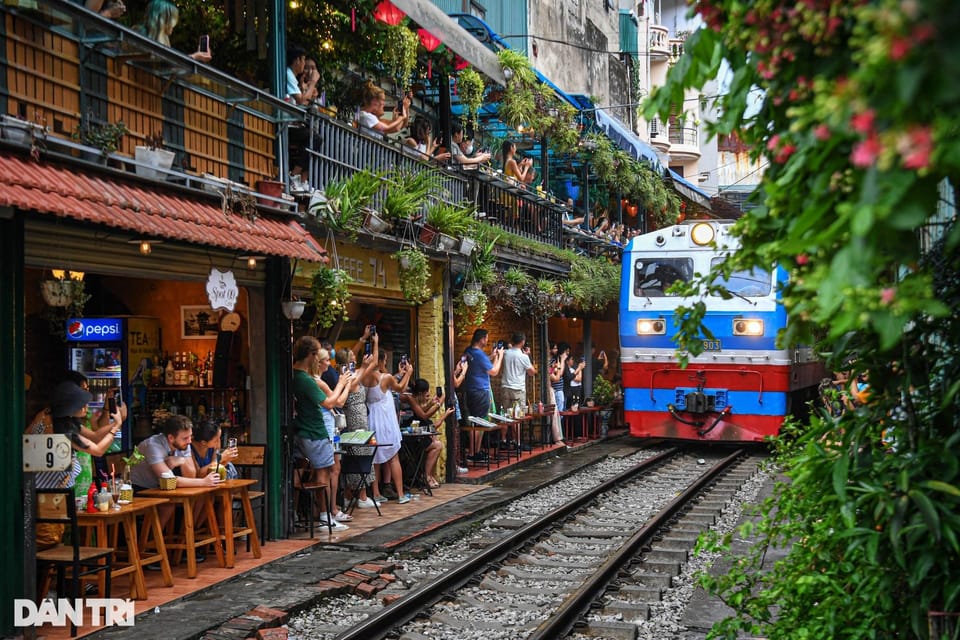 Craving in Hanoi: Gastronomic Tour With Train Street - Exploring Train Street