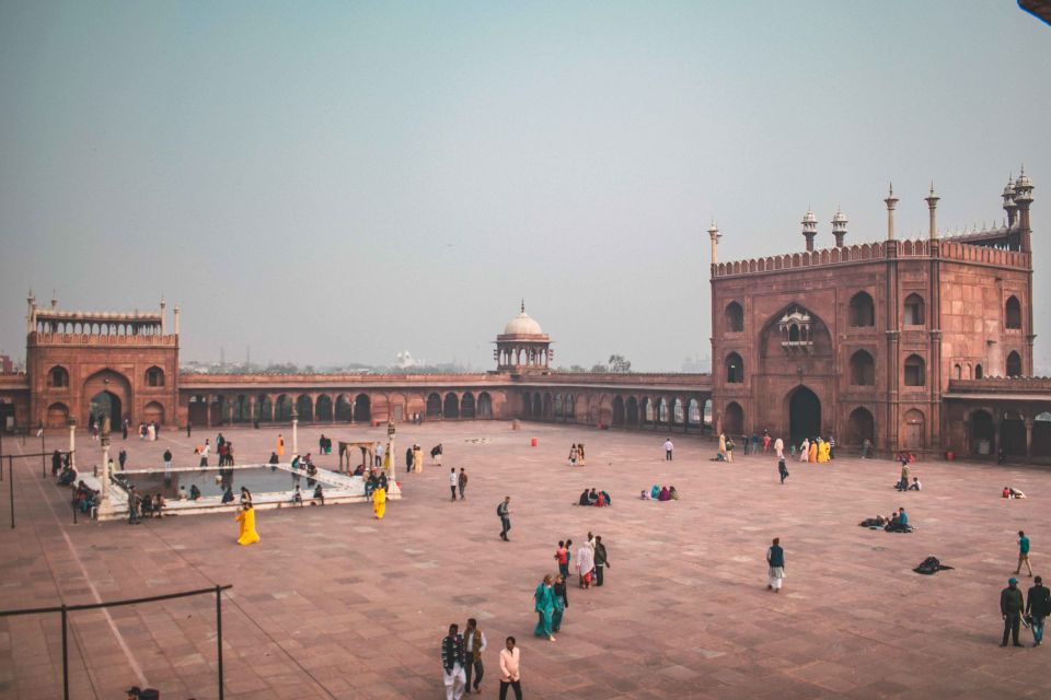 Delhi: 3-hour Old Delhi Rickshaw Ride and Guided Tour - Local Snacking Experience