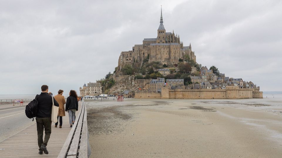 From Paris: Mont Saint-Michel Tour With Hotel Pickup Service - Participant Guidelines