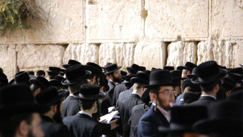 Gdansk Jewish History Tour With Synagogue and Cemetery - Experience the Tour