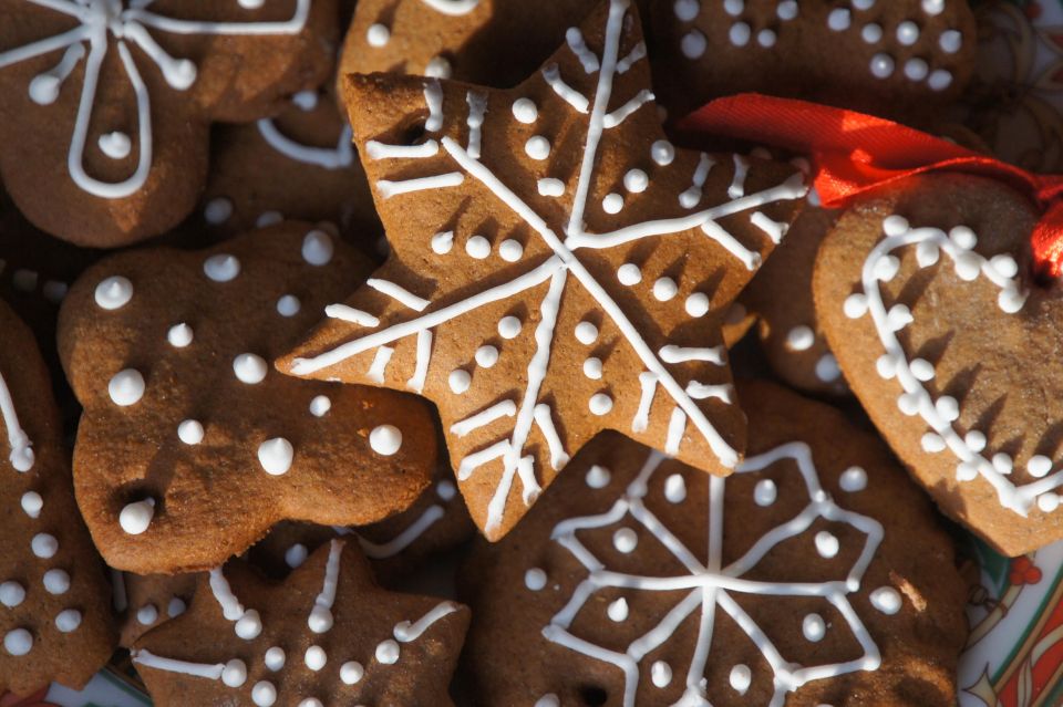 Gingerbread Cookies Baking and Decorating Class - Instructor Languages