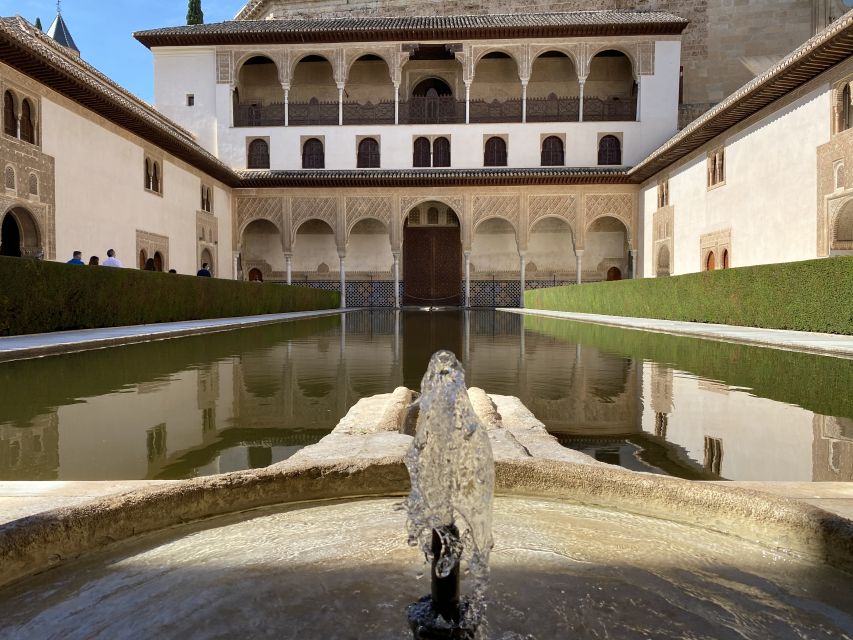 Granada: Alhambra, Alcazaba, and Generalife Private Tour - Exploring Alhambra Palace Complex