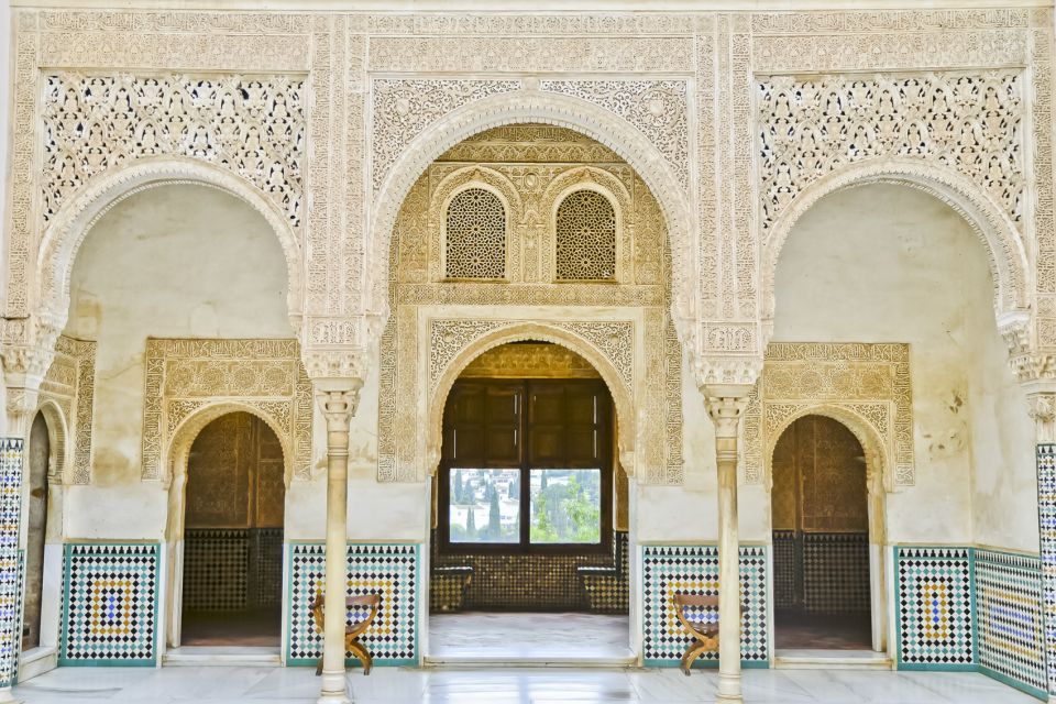 Granada: Alhambra and Generalife Private Fast-Track Tour - Inclusions and Exclusions