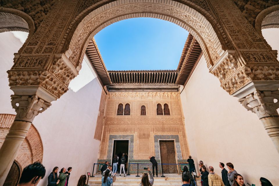 Granada: Alhambra Guided Tour With Nasrid Palaces & Gardens - Discover Nasrid Palaces