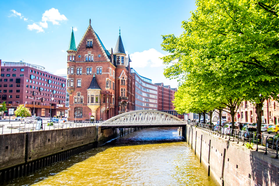 Hamburg: Capture the Most Photogenic Spots With a Local - Meeting Point and What to Bring