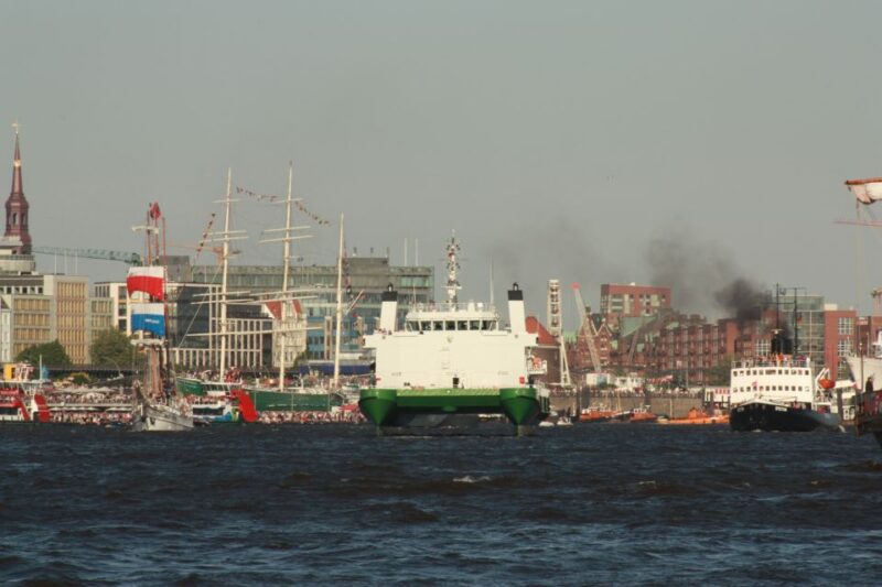 Hamburg: Line F Hop-On Hop-Off Bus and Boat Tour - Inclusions of the Tour