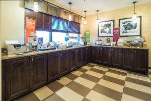 Hampton Inn Tiffin - Dining Options