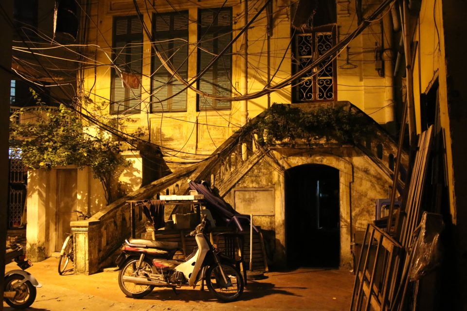 Hanoi: Private Tour With a Local Guide - Exploring Iconic Sites