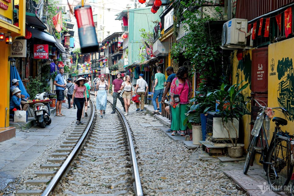 Hanoi Private Train Street Tour: Local Cuisine & Train View - Tour Inclusions and Features