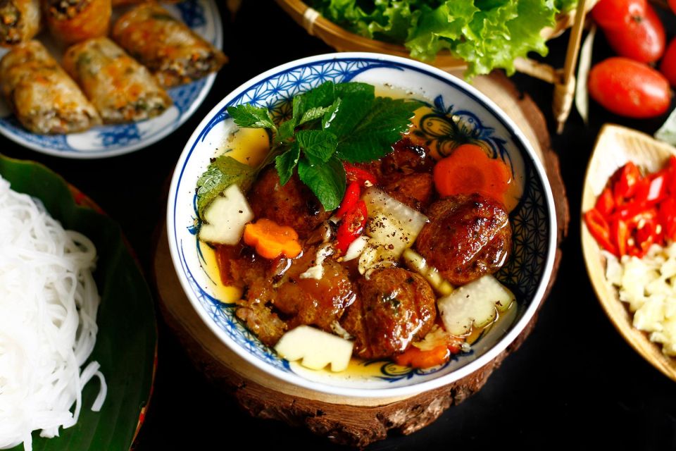 Hanoi: Vietnamese Street Food Tour With Local Guide - Guided Tour Features