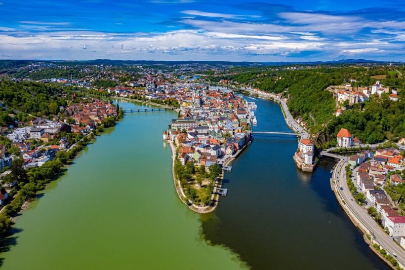 Highlights Tour With Pralines - Location and Architecture