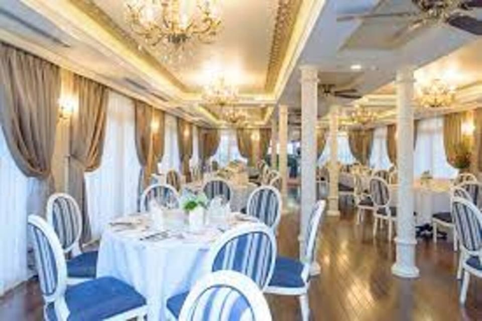 Ho Chi Minh: Private Tour Dinner Cruise 5 Stars Set Menu - Dining Experience